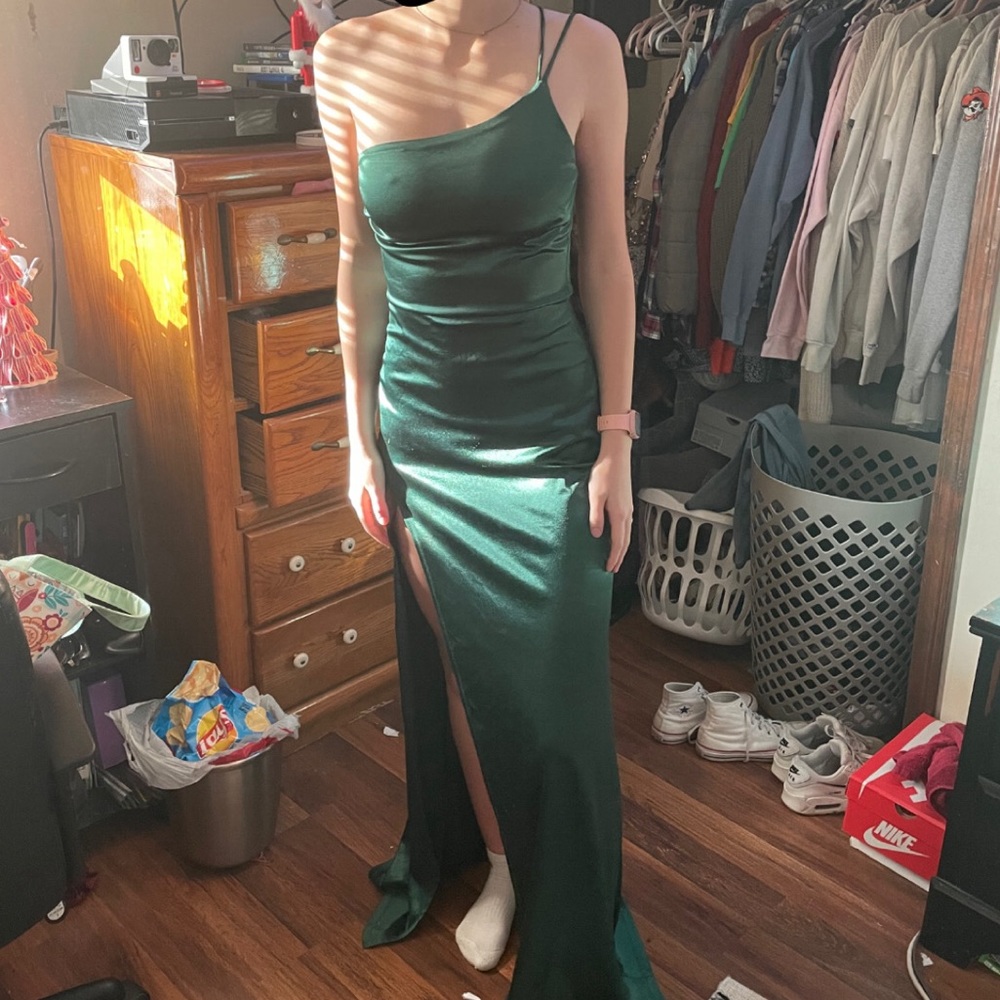 Emerald green prom/hoco Windsor dress.
